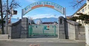 近くの甲府市立伊勢小学校まで1,100m(徒歩14分)