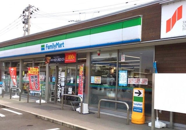 近くのファミリーマートまで250m（徒歩4分）