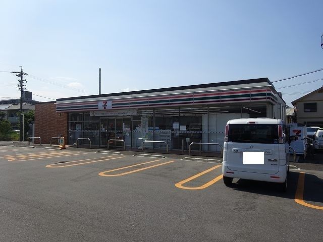 近くのセブンイレブン四日市天ヵ須賀店まで400m（徒歩5分）