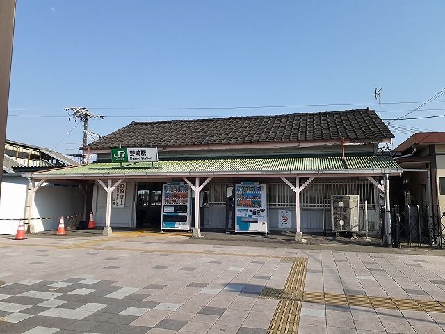 近くの駅まで1,070m（徒歩14分）