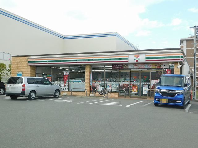 近くのコンビニまで650m（徒歩9分）