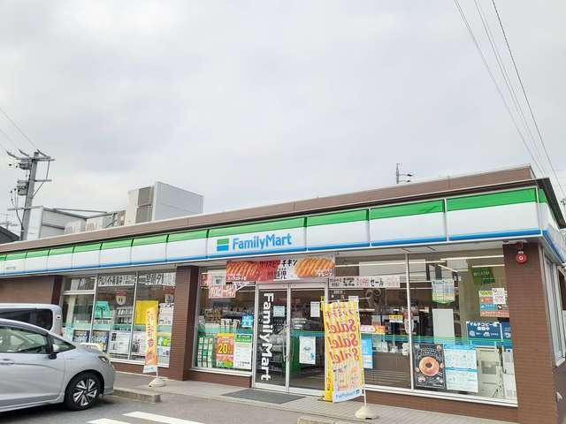 近くのファミリーマート大府アラタ店まで400m(徒歩5分)