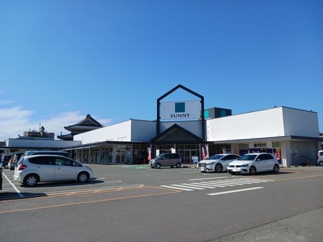 近くのスーパーサニーまで800m（徒歩10分）