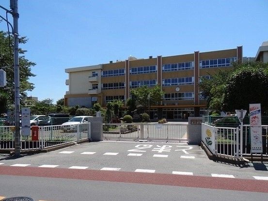 近くの北本市立西小学校まで210m(徒歩3分)