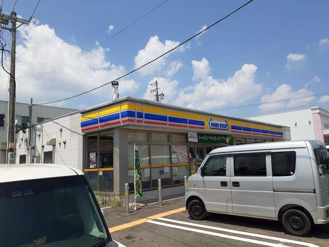 近くのミニストップ小牧原新田店まで511m（徒歩7分）