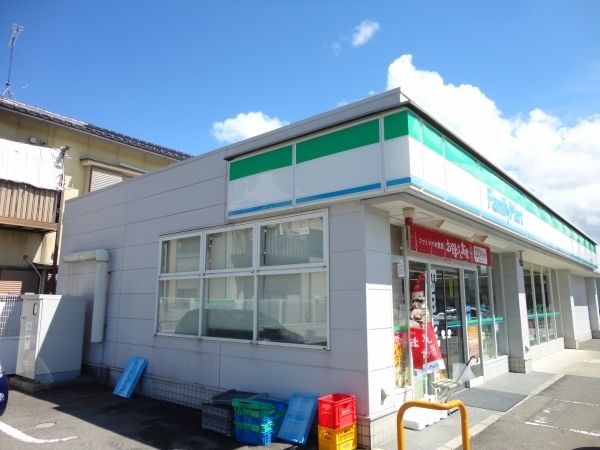 近くのファミリーマートまで1,100m(徒歩14分)