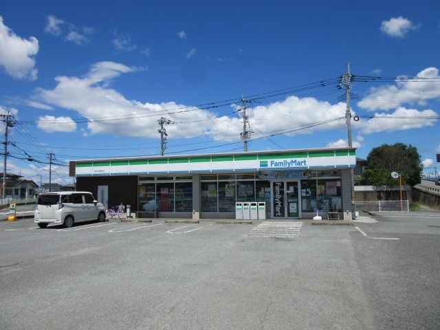 近くのファミリーマート不知火役場前店まで700m（徒歩9分）
