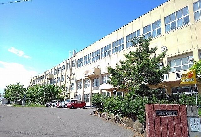 近くの富丘小学校まで630m(徒歩8分)