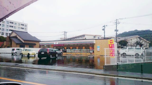 近くのセブンイレブンまで300m（徒歩4分）