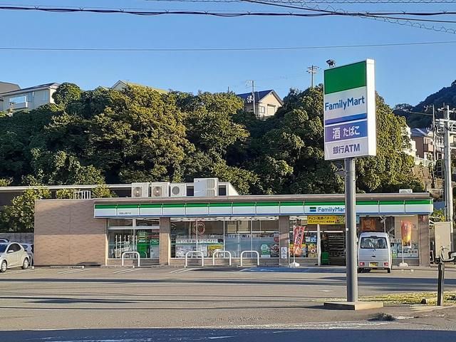 近くのファミリーマート関戸店様まで700m（徒歩9分）
