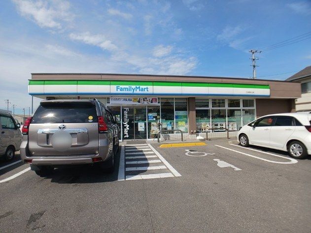 近くのファミリーマート氷上店さんまで1,400m（徒歩18分）