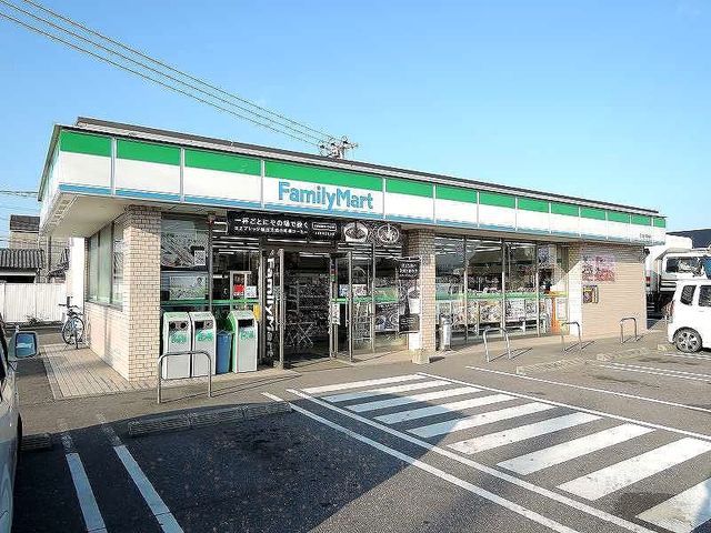 近くのファミリーマートまで550m(徒歩7分)