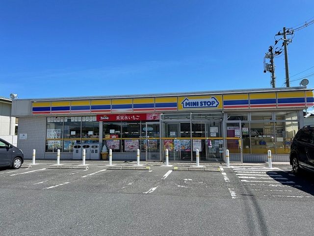 近くのミニストップ宮城築館店まで210m（徒歩3分）