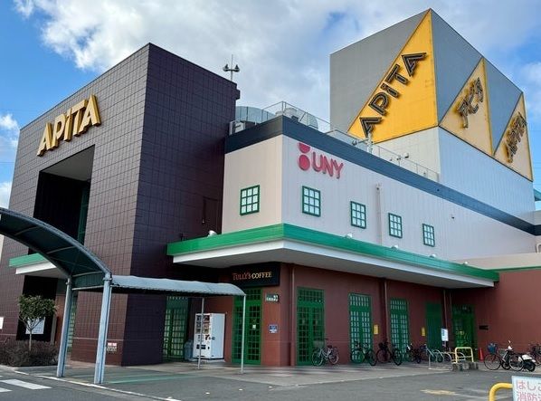 近くのアピタ東海荒尾店まで120m（徒歩2分）