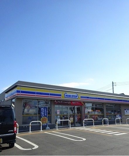 近くのミニストップまで700m(徒歩9分)