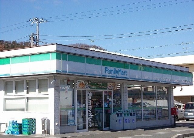 近くのファミリーマート三島幸原店まで750m（徒歩10分）