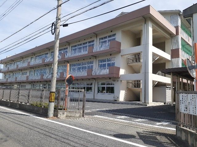 近くの高崎市立中尾中学校まで400m（徒歩5分）