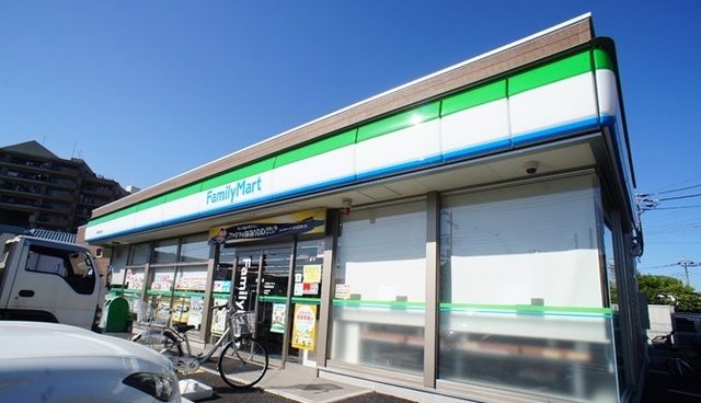 近くのファミリーマート草加新里町店まで140m(徒歩2分)