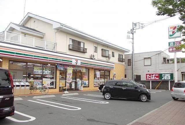 近くのセブンイレブン中里店まで500m(徒歩7分)