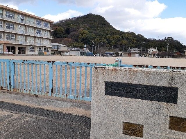 近くの高島小学校まで200m(徒歩3分)