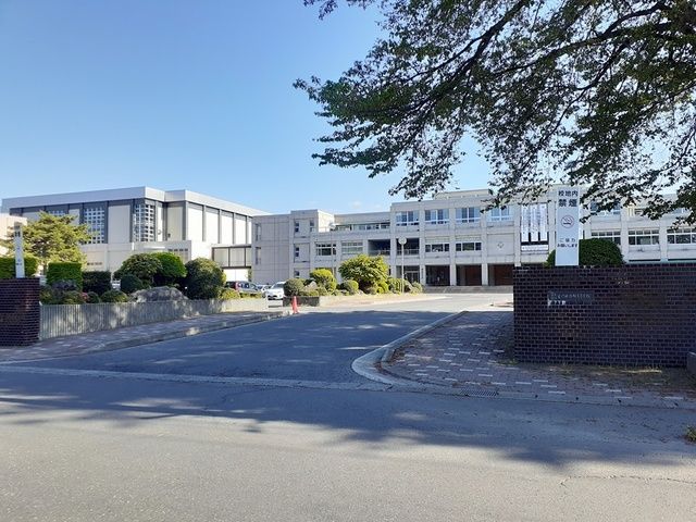 近くの山形県立米沢興譲館高校まで590m（徒歩8分）