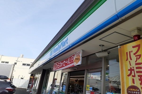 近くのコンビニまで270m（徒歩4分）