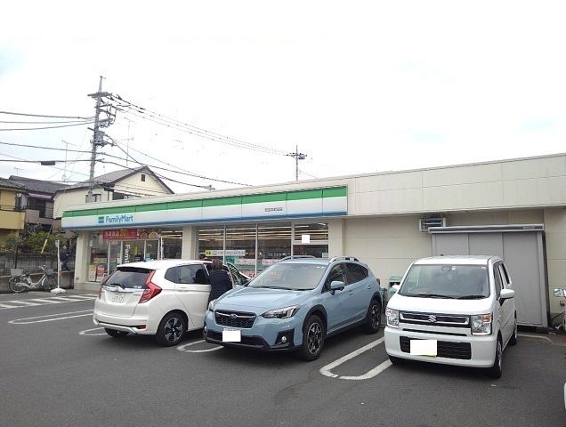 近くのファミリーマートまで450m(徒歩6分)