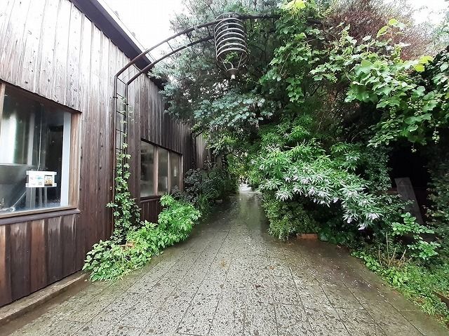 近くのトラットリアMOKICHIまで80m（徒歩1分）