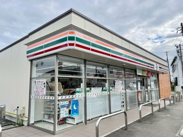 近くのセブンイレブン名取本郷店まで350m（徒歩5分）