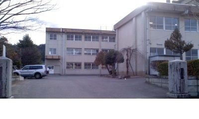 近くの福島市立渡利中学校まで1,100m（徒歩14分）