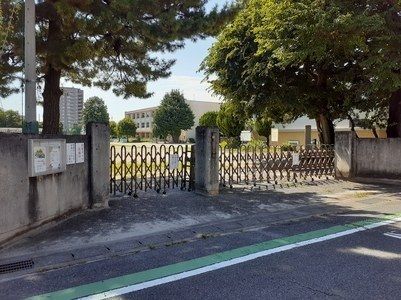 近くの前橋市立若宮小学校まで1,100m(徒歩14分)