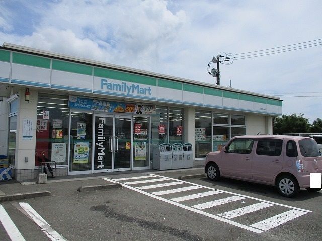 近くのファミリーマート宮崎大島店まで550m（徒歩7分）
