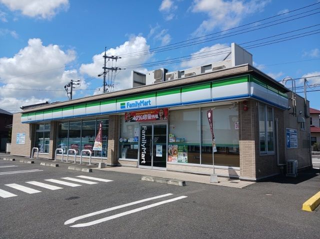 近くのファミリーマートさんまで600m（徒歩8分）