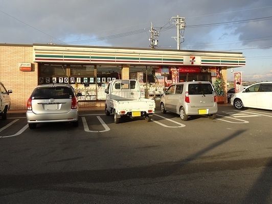 近くのコンビニまで600m（徒歩8分）