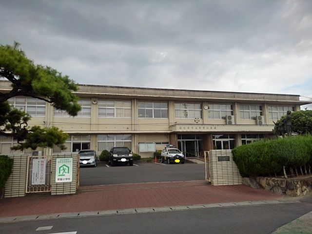 近くの観音寺市立常磐小学校まで1,000m(徒歩13分)