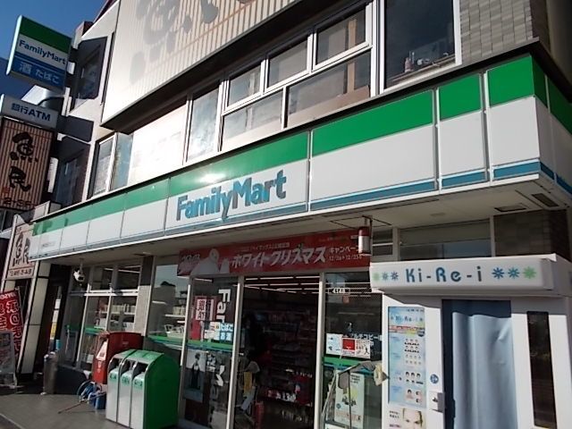 近くのファミリーマート高坂駅西口店まで170m（徒歩3分）