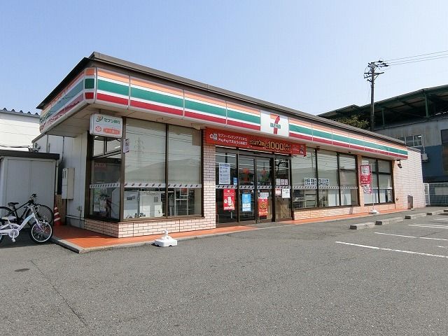 近くのセブンイレブン大垣割田３丁目店まで800m（徒歩10分）
