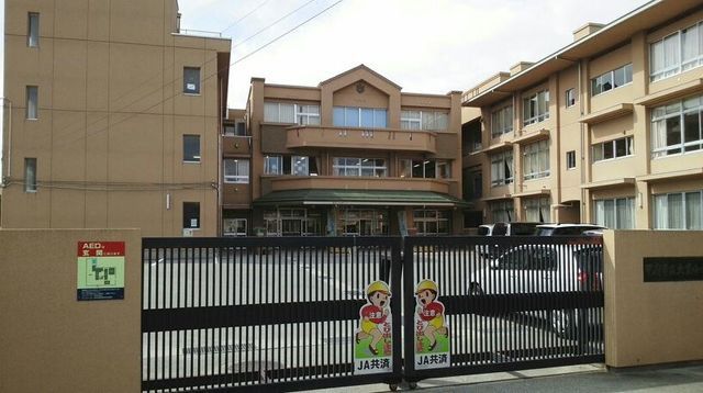 近くの大里小学校まで350m(徒歩5分)