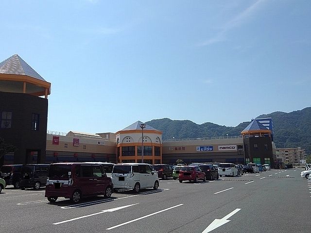 近くのフジグラン三原店まで1,600m(徒歩20分)