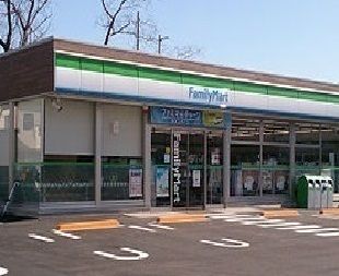 近くのファミリーマートまで300m（徒歩4分）