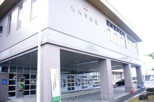 近くの丸岡中学校まで550m（徒歩7分）