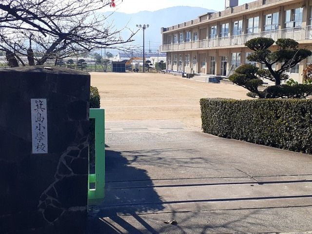 近くの箕島小学校まで1,100m（徒歩14分）