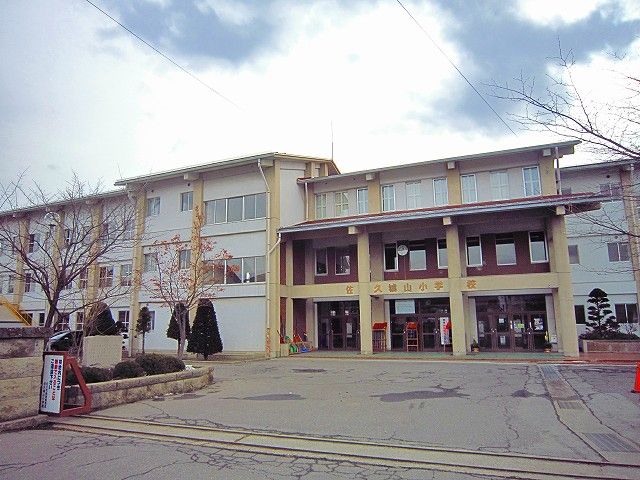 近くの佐久城山小学校まで950m(徒歩12分)
