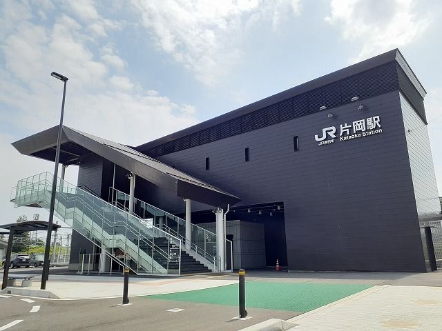 近くの片岡駅まで560m（徒歩7分）