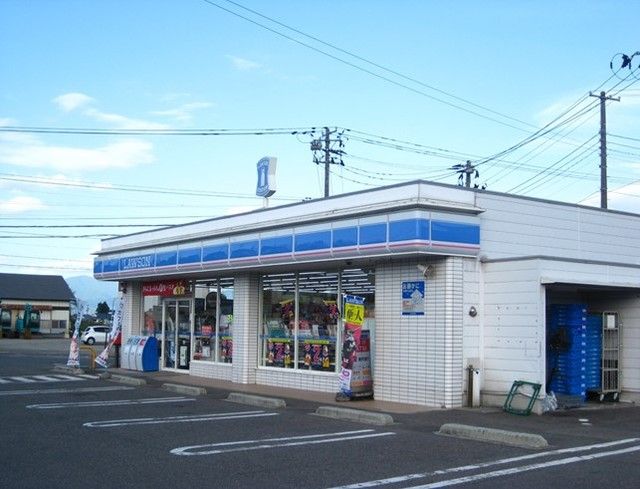 近くのローソン会津坂下新富町店まで700m(徒歩9分)