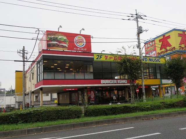 近くのバーガーキングまで400m(徒歩5分)