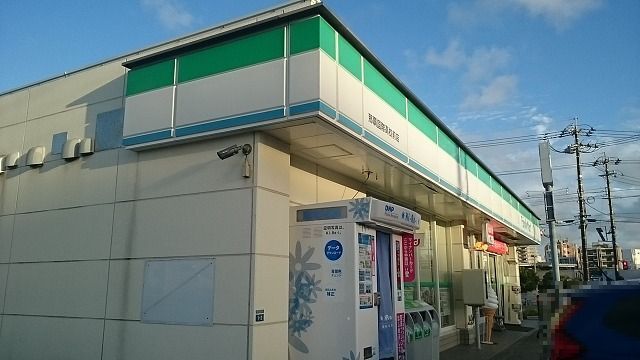 近くのファミリーマート那覇国際高校前まで480m（徒歩6分）