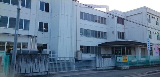 近くの南アルプス市立大明小学校まで1,200m（徒歩15分）