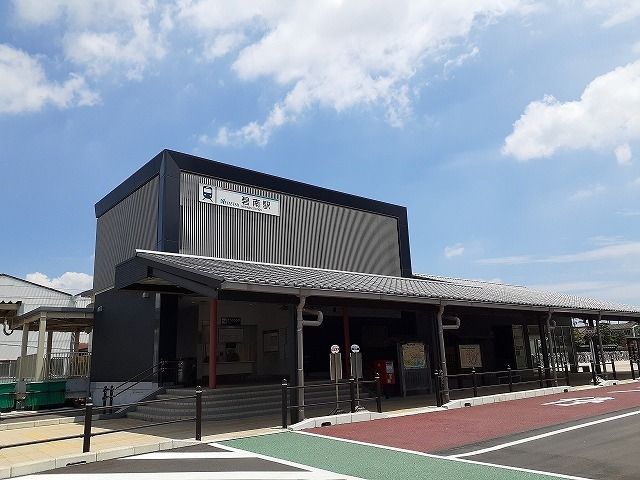 近くの駅まで1,800m（徒歩23分）
