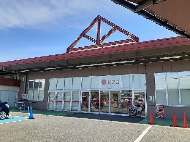 近くのスーパーまで700m（徒歩9分）